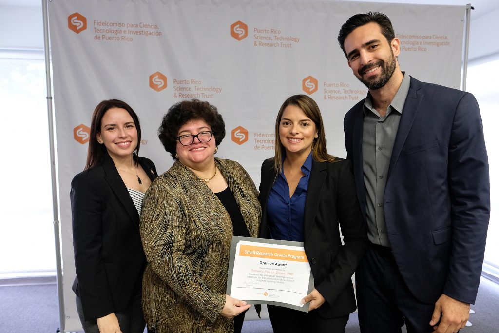 Nueve investigadores reciben subvenciones de Fideicomiso para Ciencia, Tecnología e Investigación . Fueron 9 los ganadores de la reciente edición de este programa, cuyo propósito es ayudar mediante una subvención, a investigadores locales para que aumenten sus probabilidades de obtener fondos externos federales o privados para sus propuestas de Investigación y Desarrollo (I&D). Desde la izquierda , Greetchen Diaz , Directora del Programa de Subvenciones , Lucy Crespo, Principal Oficial junto a la ganadora Yomaira Pagán e Iván Ríos Mena , Director de Operaciones del FCTI. (photo by: Jose R. Madera)(photo by: Jose R. Madera)